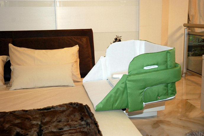 co sleeper that hooks to bed