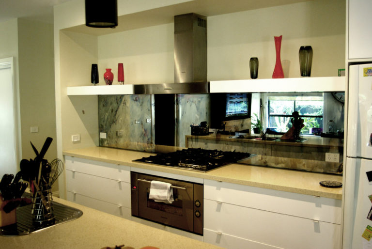 20 Beautiful Kitchens Incorporating Mirrors