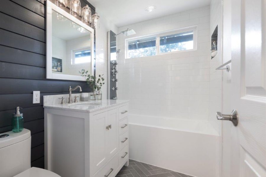 20 Beautiful Examples of Shiplap Bathrooms